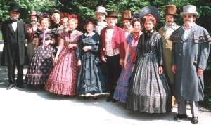 Biedermeier - Gruppe auf der Stra&szlig;e